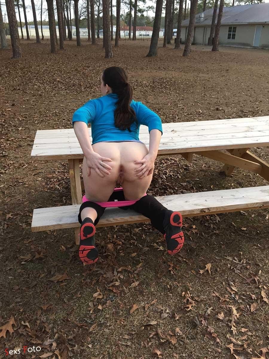 Показала анус на улице частное