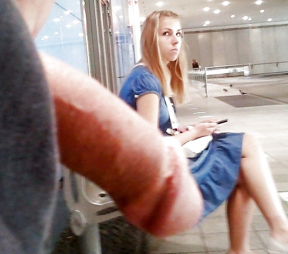 Подрочила член парню на публике