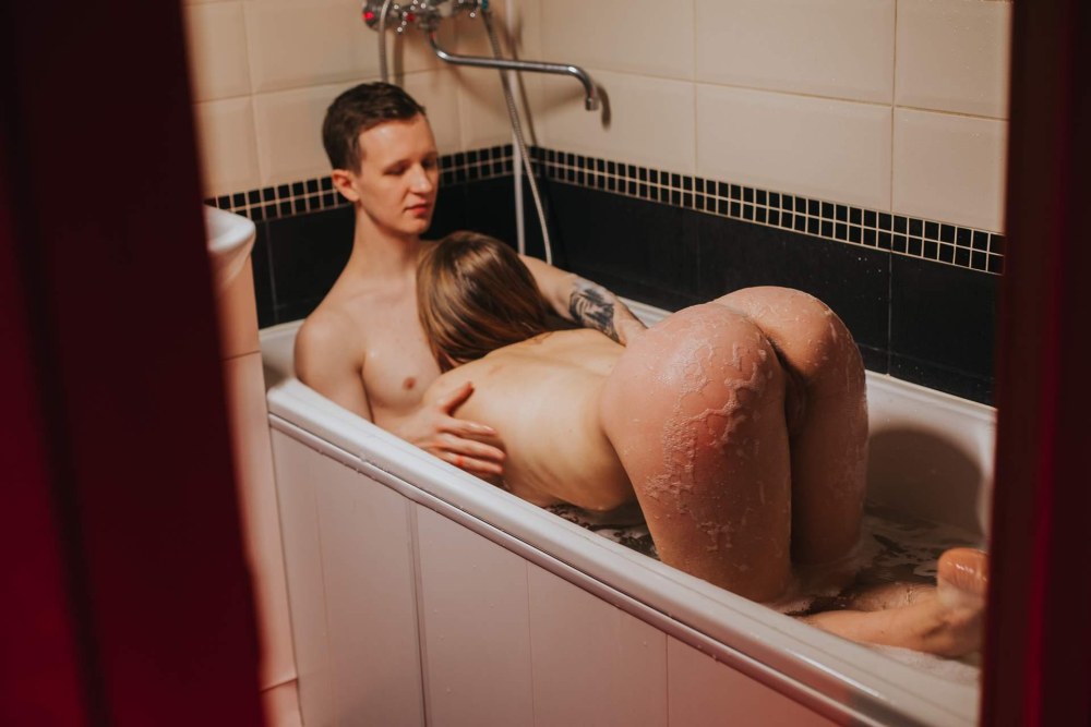 Девушка снимается в "ню" фотосессии