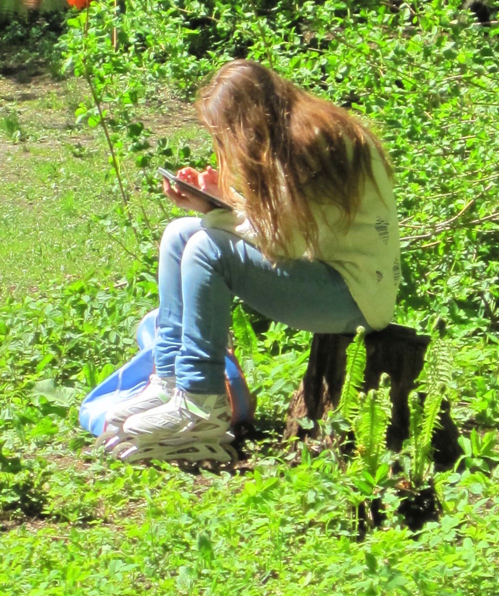 Девушка присела в кустах