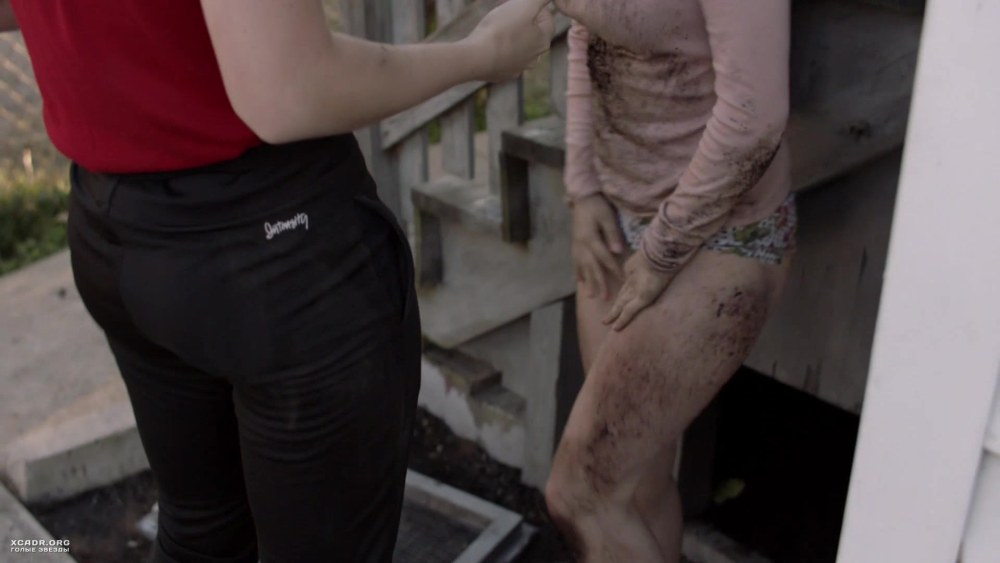 Лесбийский поцелуй Кортни кокс и Эммы Кинни – бесстыжие (2011)