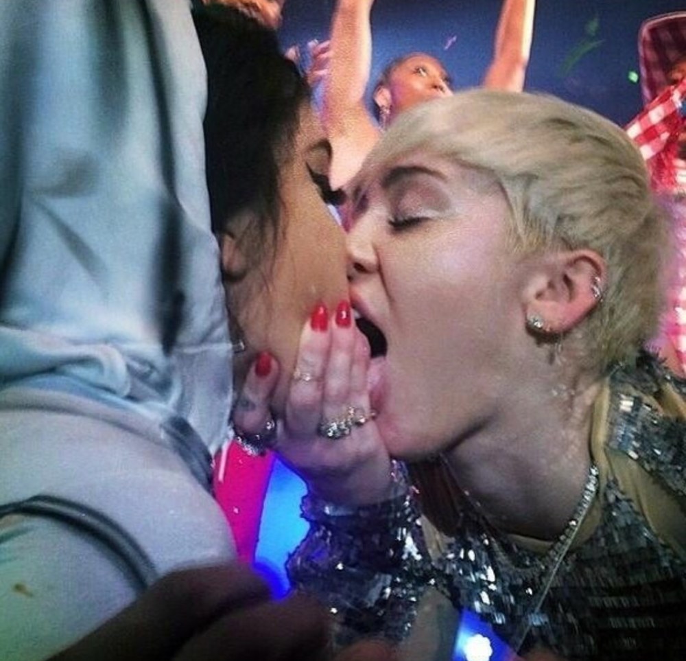 Майли Сайрус трогают