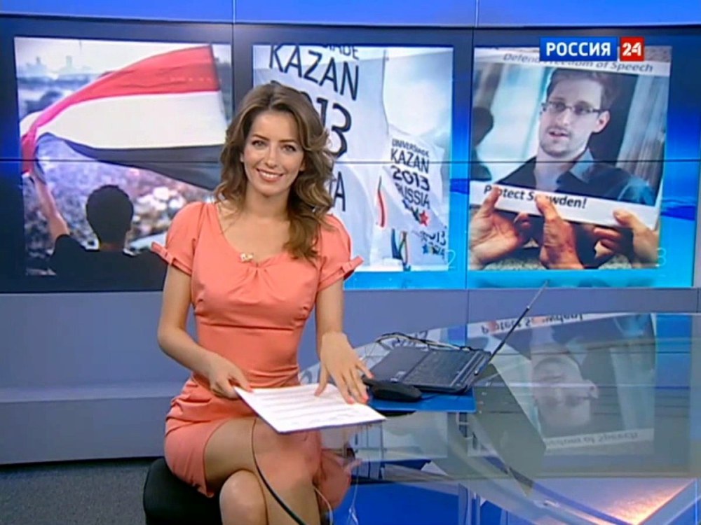 Ведущая Татьяна Столярова в купальнике