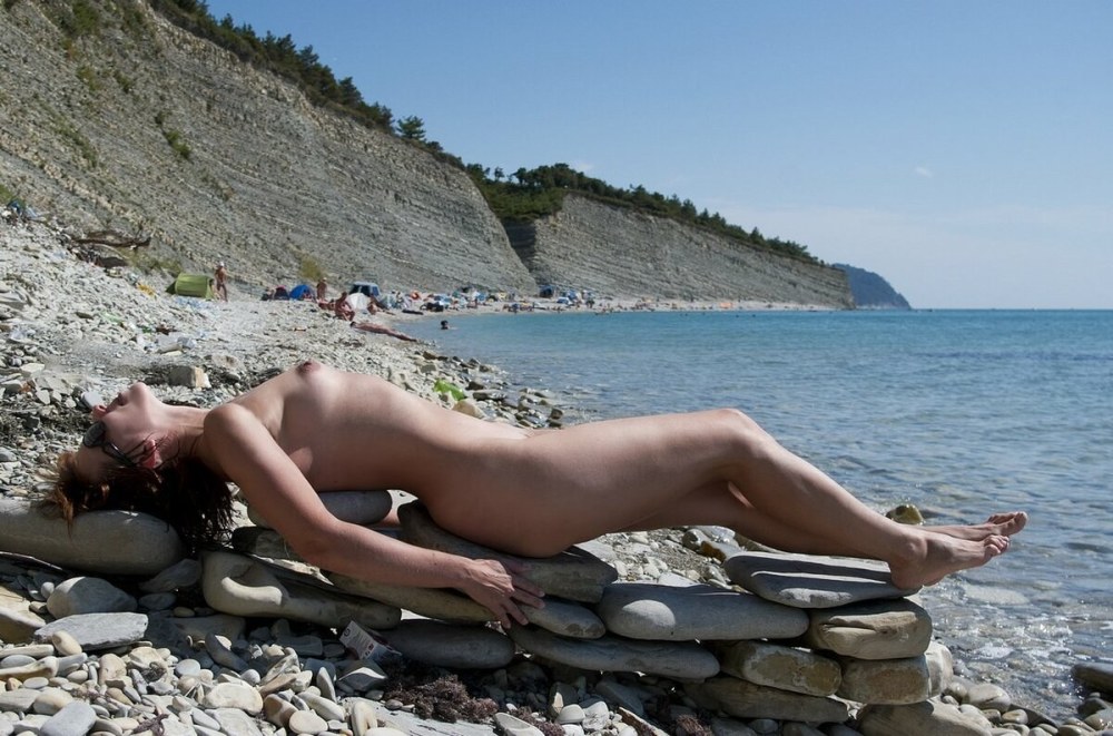 В Туапсинском районе на пляже голые туристы устроили групповую оргию