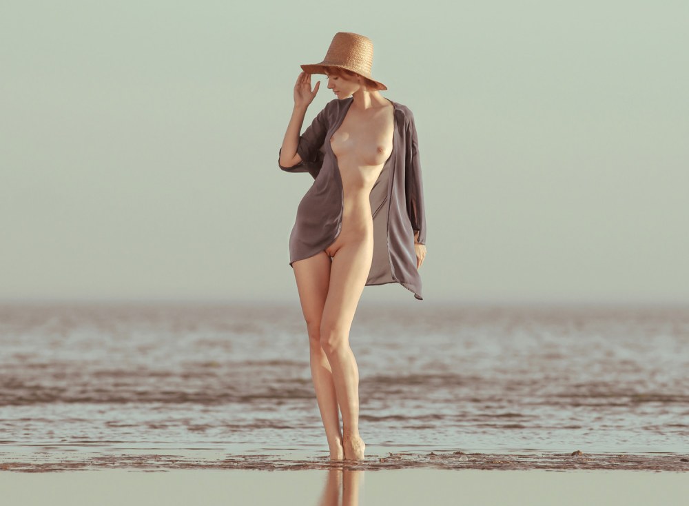 Голенькие девушки в шляпках