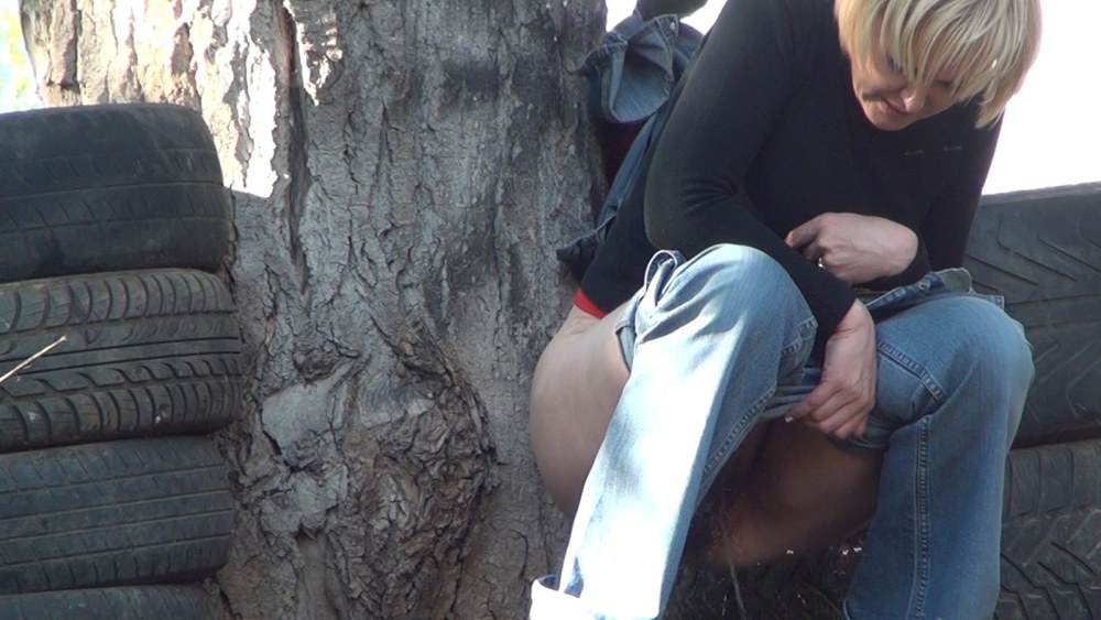 Девочка ссыт за гаражом