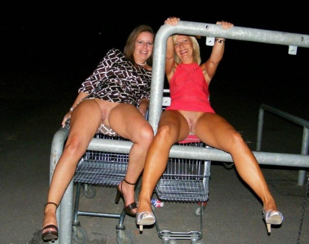 Девчонки зажигают без трусов