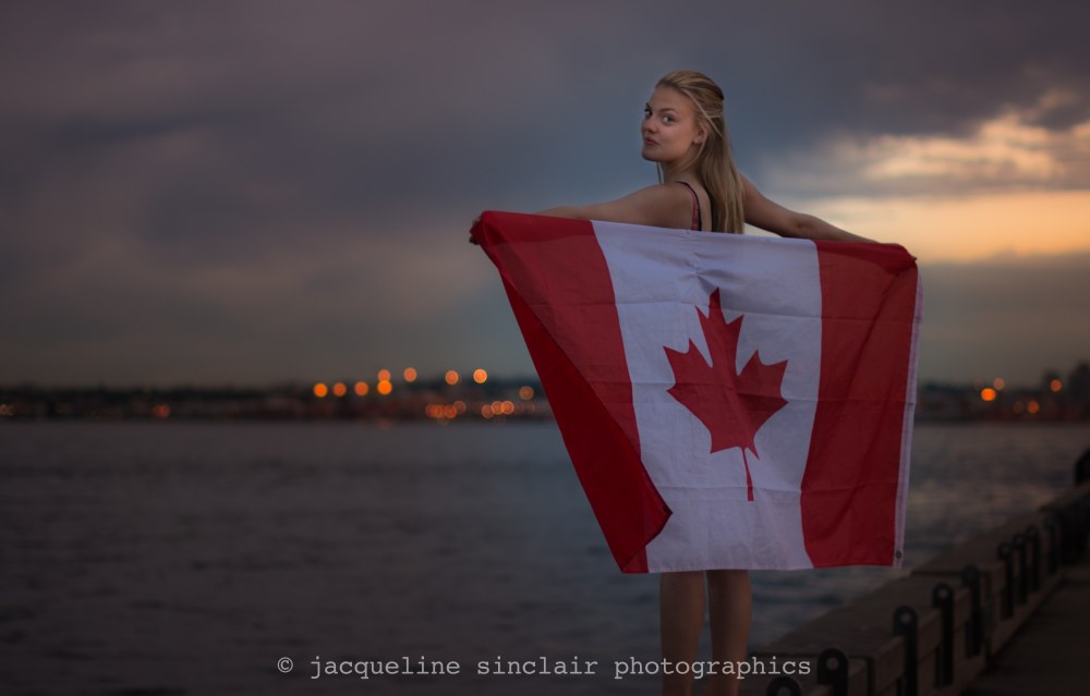 Красивая девушка с канадским флагом