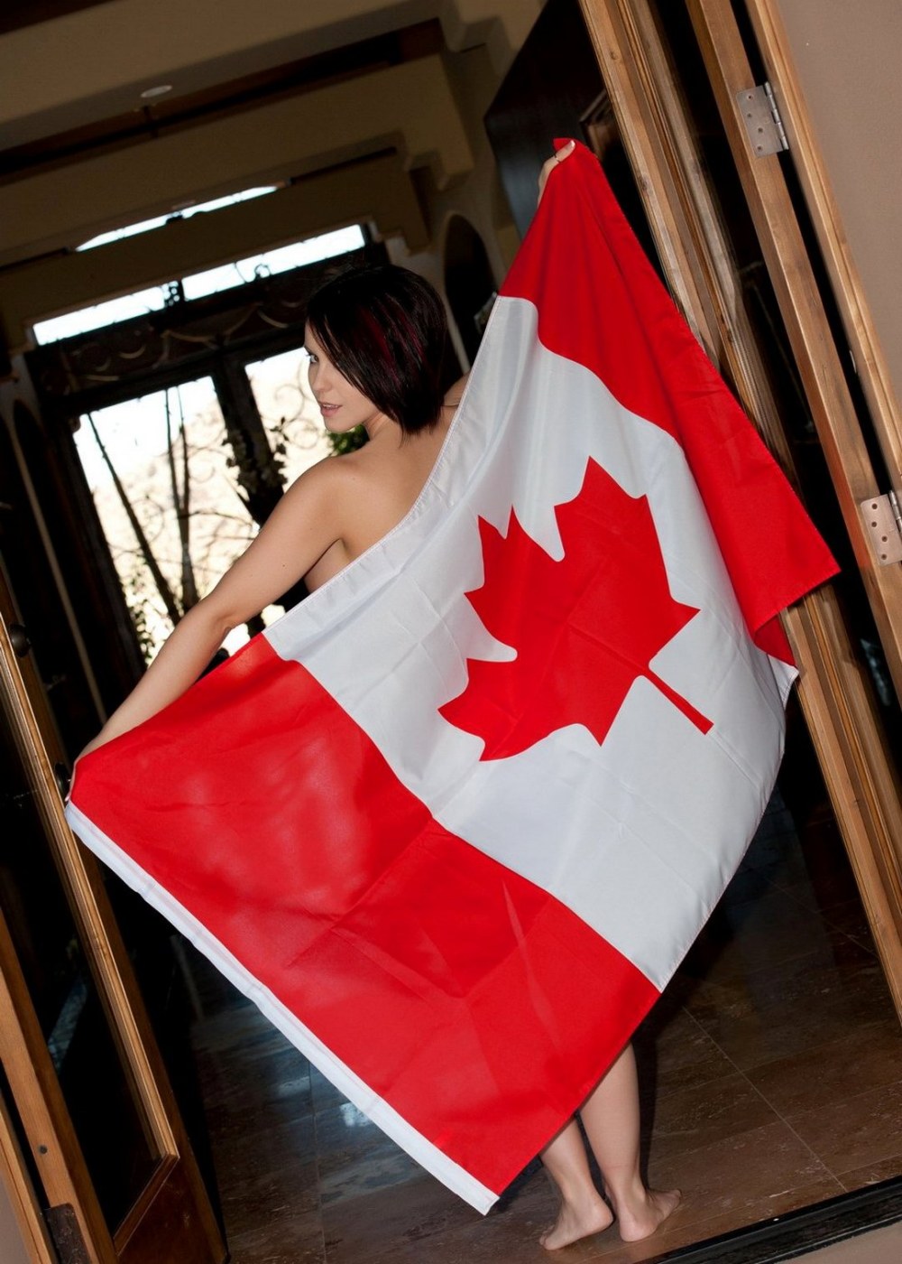 Девушка с флагом Канады