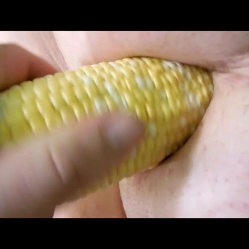 Человек с кукурузой в заднице