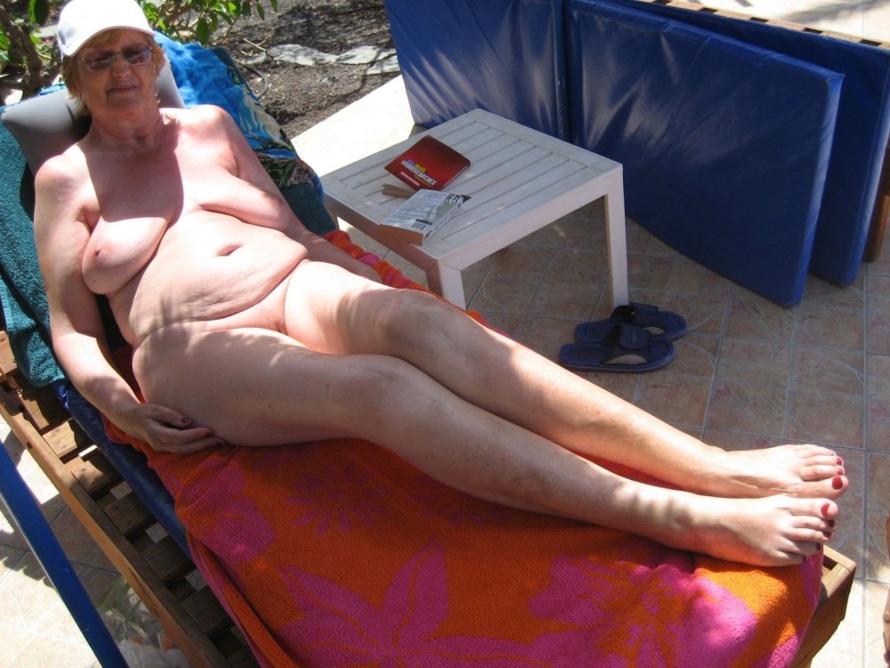 Пожилые женщины загорают