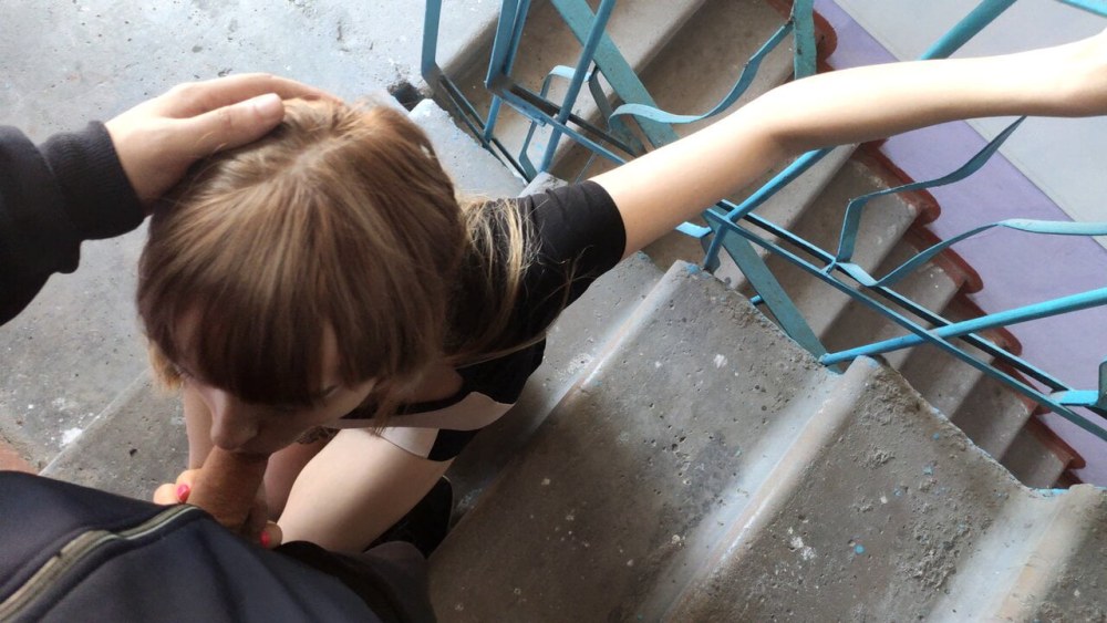 Отсосала в подъезде фото