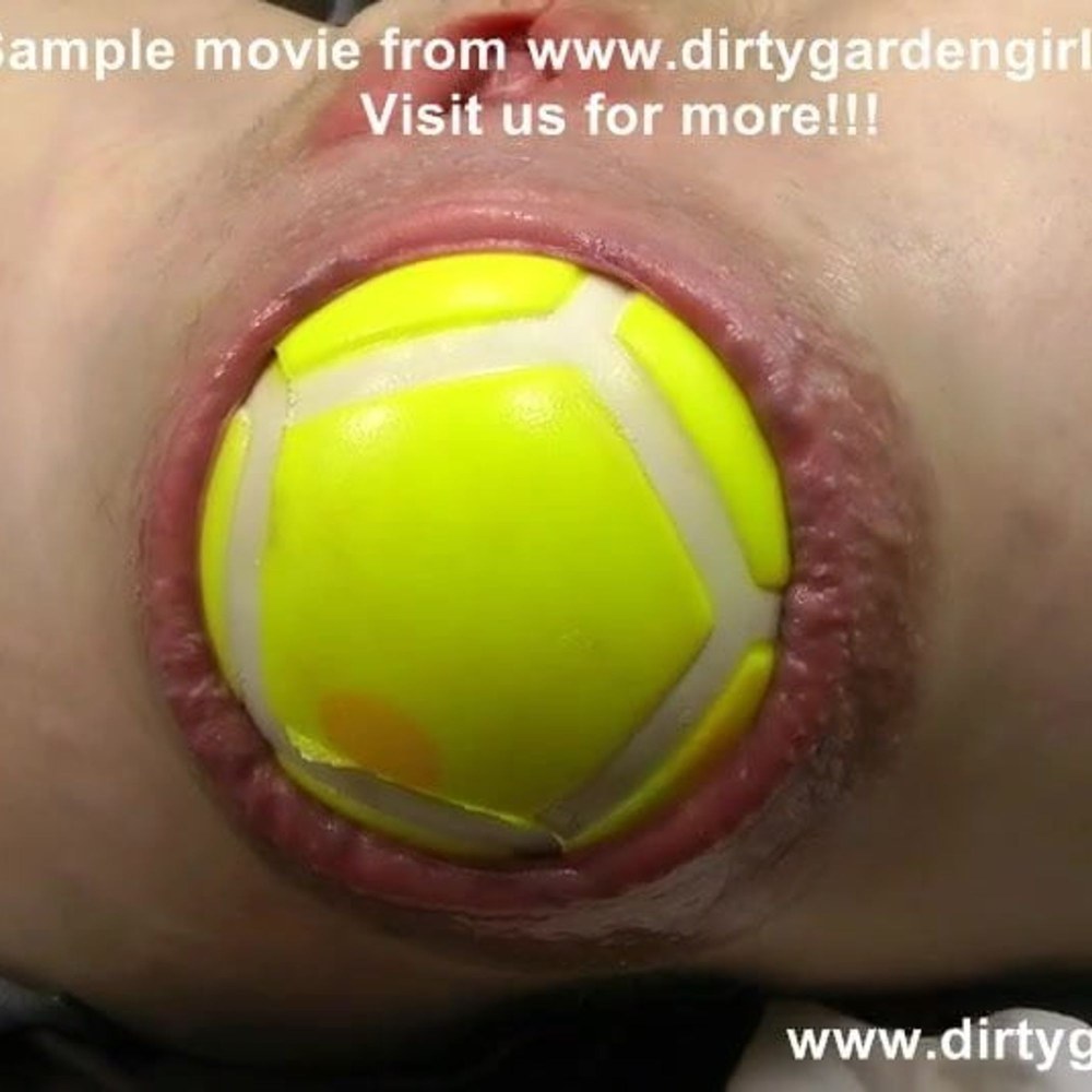 Футбольный мяч в анале