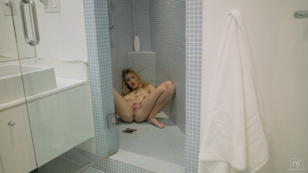 Скрытая камера в ванной ню