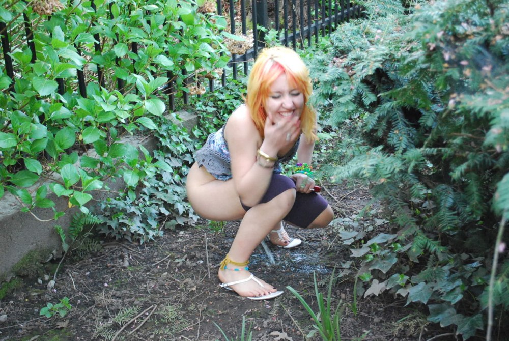 Девушка пописала на природе