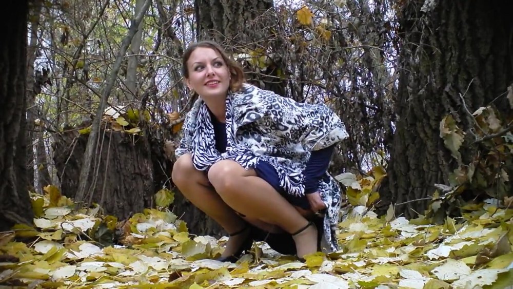 Женский писсинг в кустах