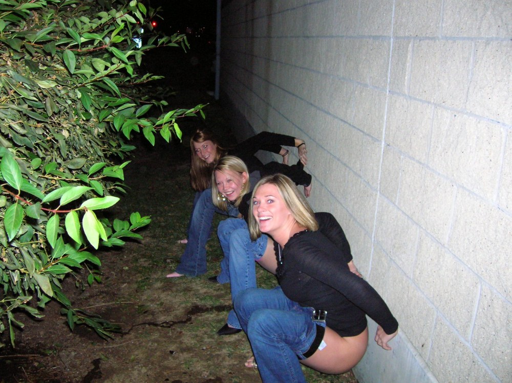 Девушки писают за гаражами