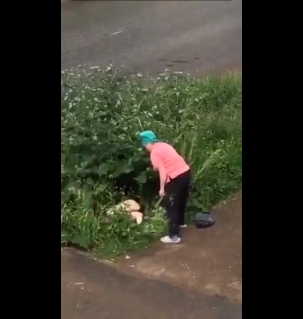 Женщина мочится в кустах