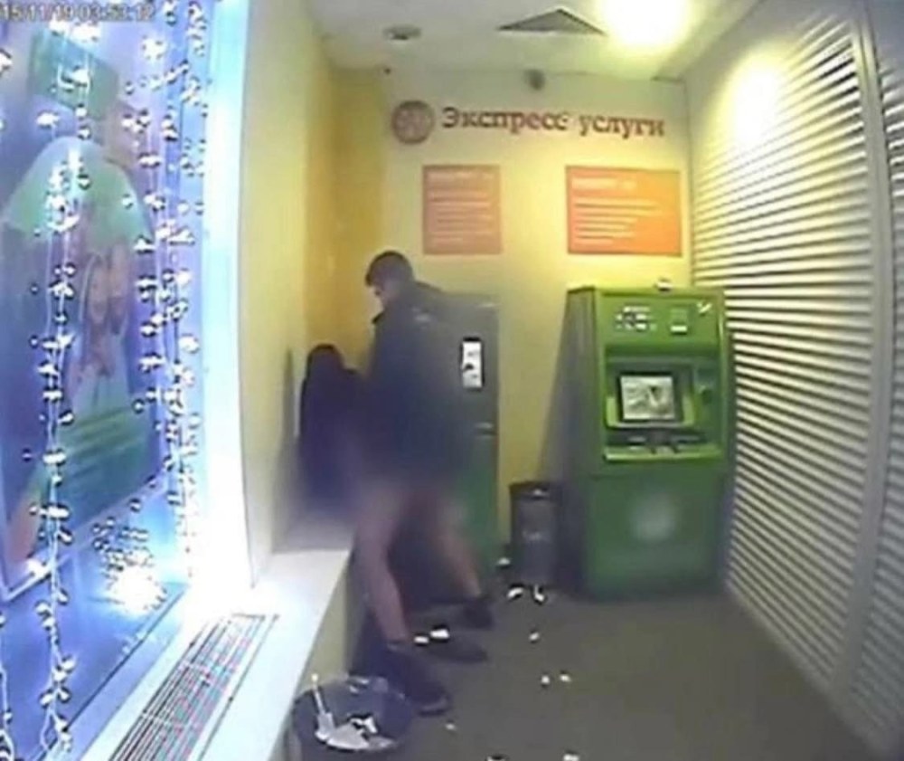 Голая у банкомата