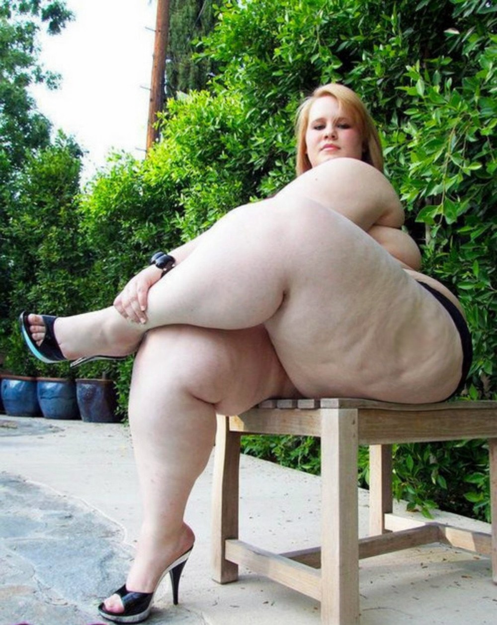 Голые женщины с толстыми ногами