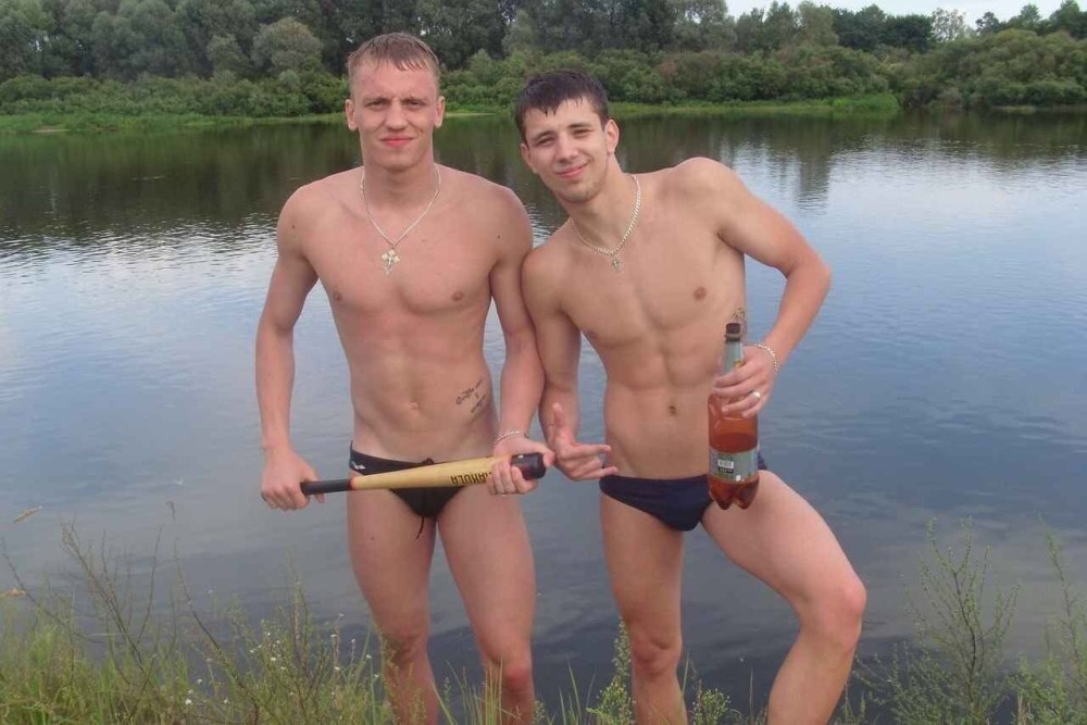 Парни на речке