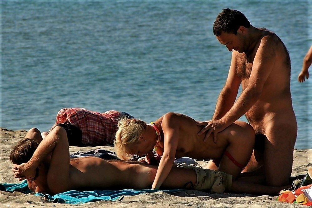 Трах на пляже без трусиков