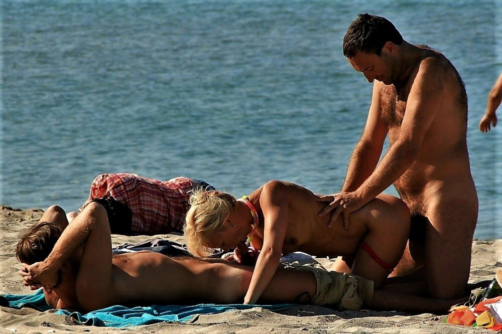 Эротические моменты на пляже