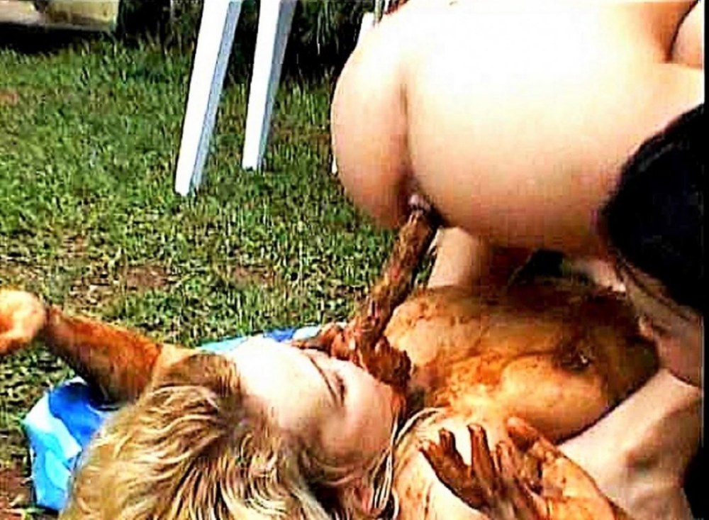 Девушки срут друг на друга