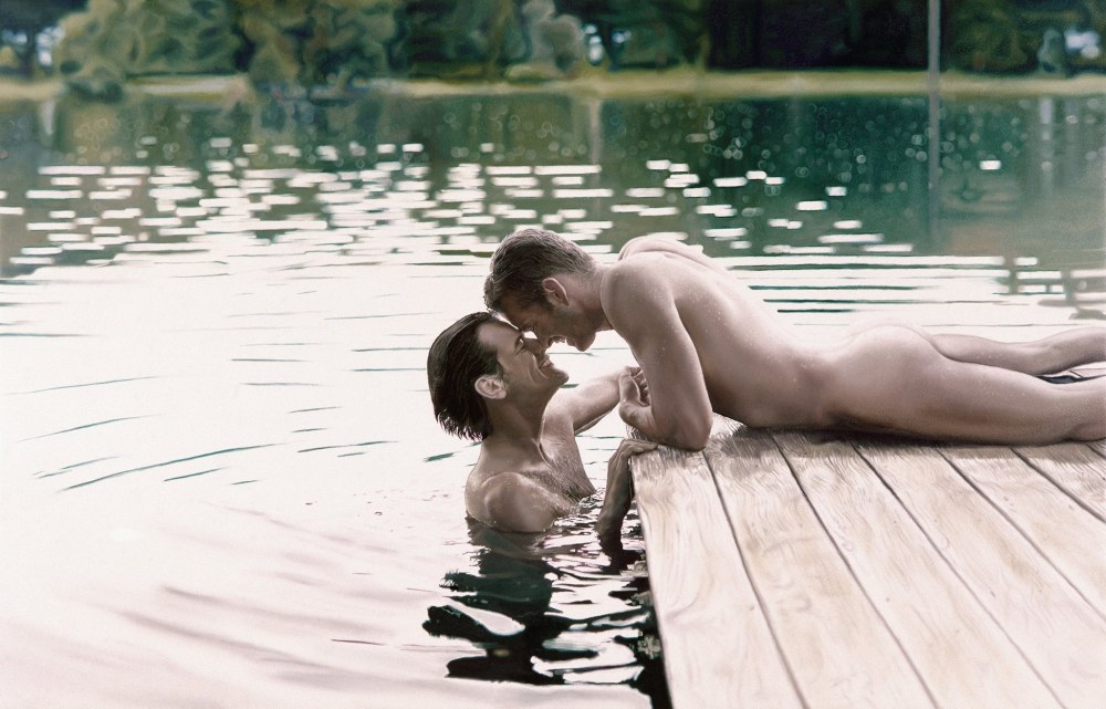 Парни и девушки голышом на реке