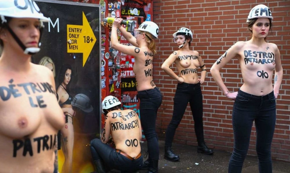 Феминистки раздеваются на улице