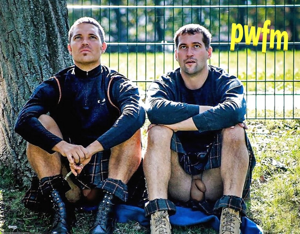 Голые парни в шотландских юбках