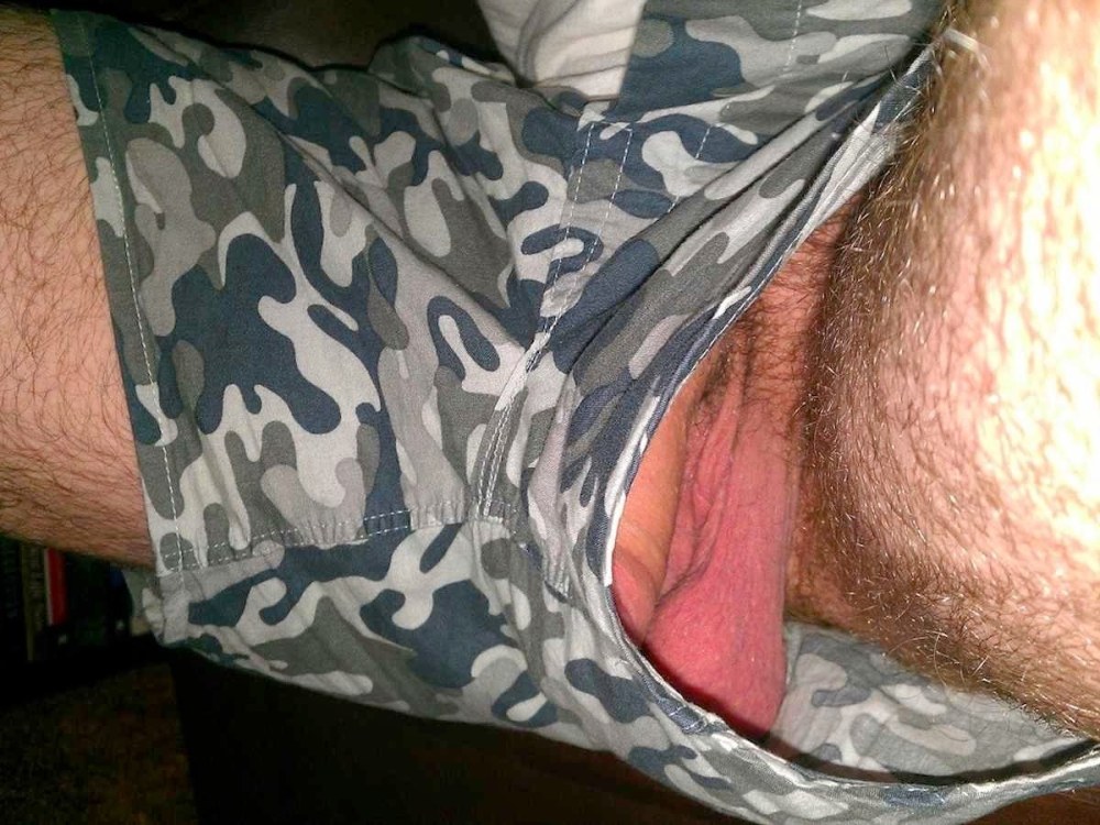 Хуй торчит из семейных трусов