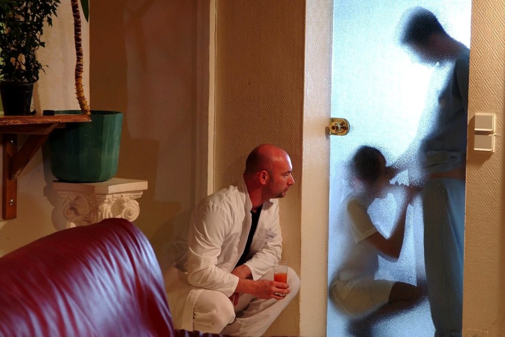 Муж подглядывает за изменой