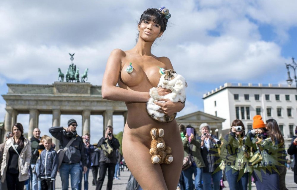 Микаэла Шефер по площади Германии