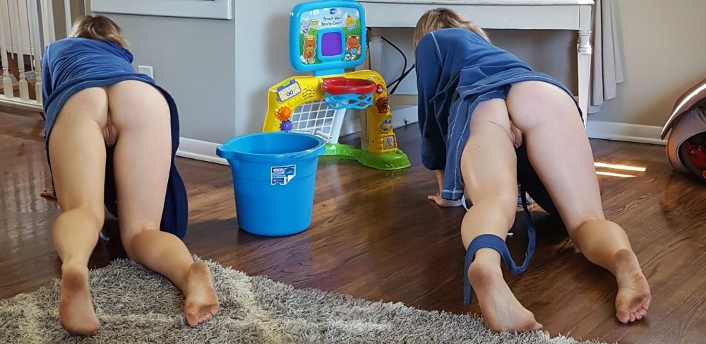 Жена моет пол без трусиков