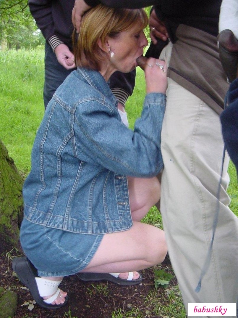 Зрелая отсосала в парке