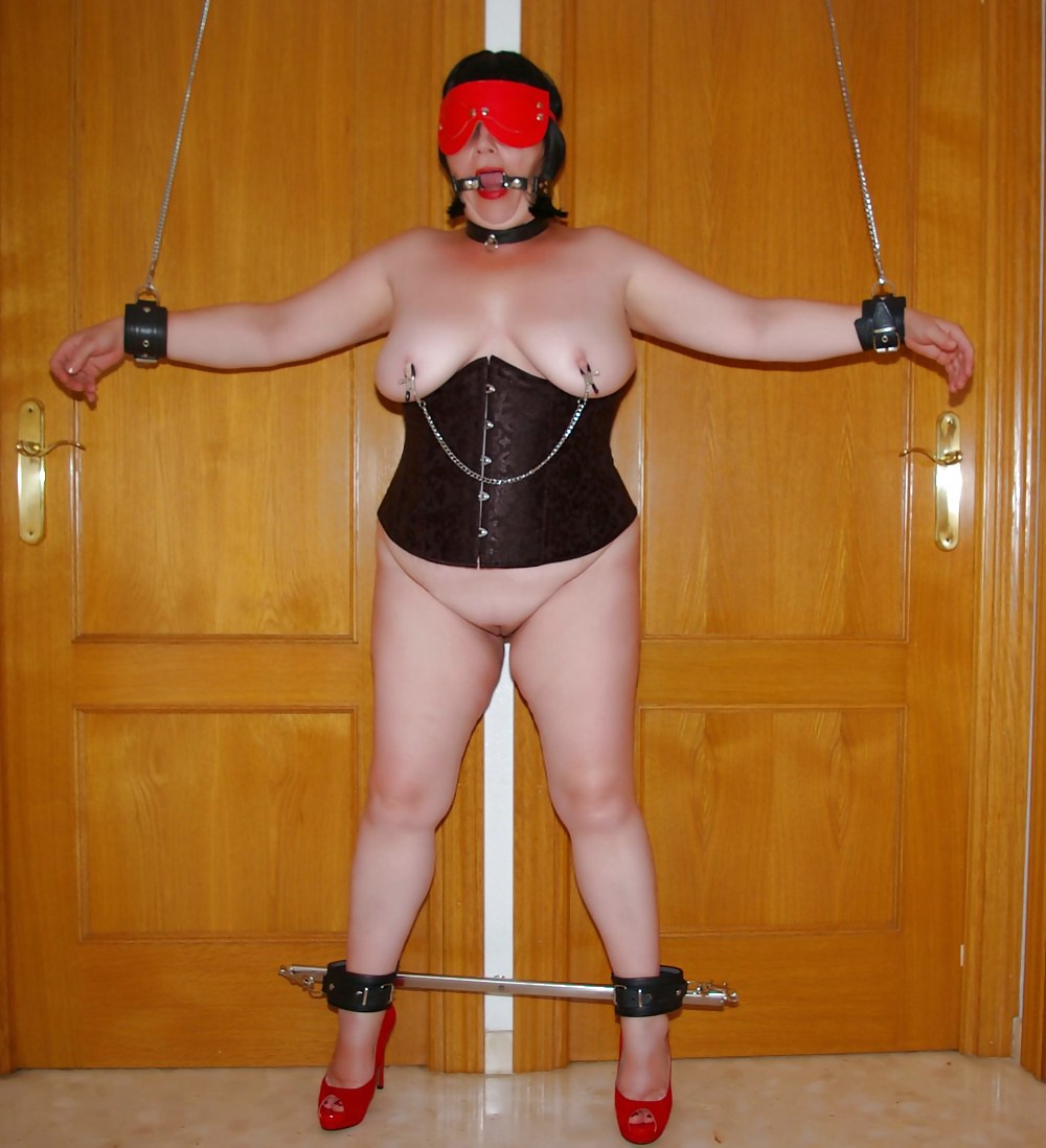Пожилая женщина в костюме бдсм