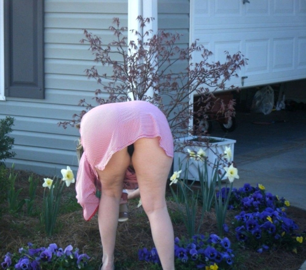 Дамы в. огороде. Без. Трусов.