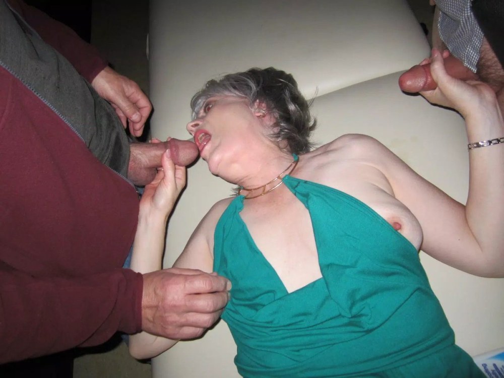 Старушки отсасывают на вечеринке