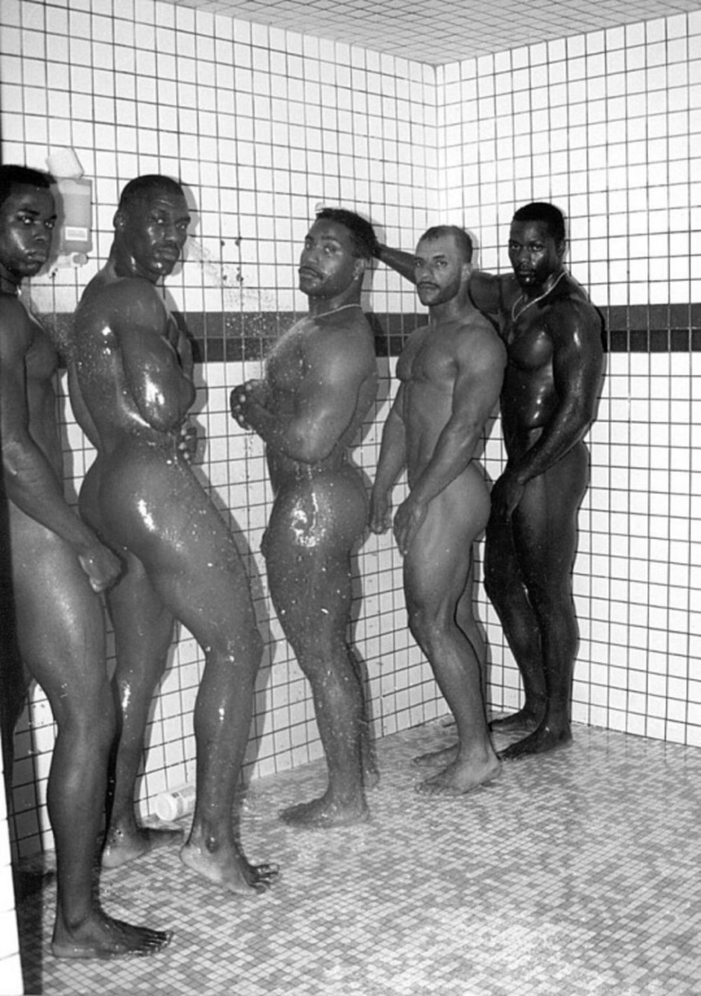 Много голых парней в душе