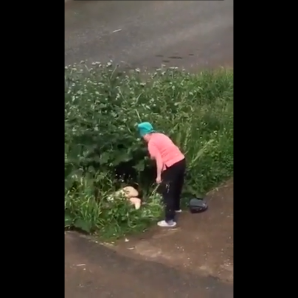 Женщина мочится в кустах