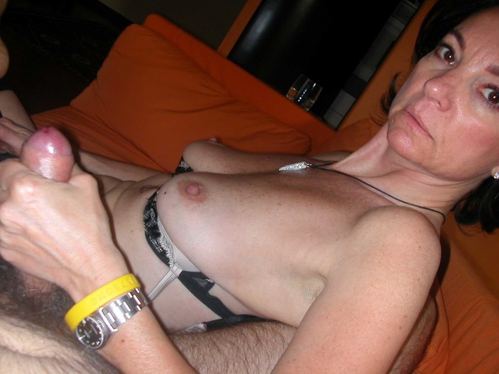 Handjob зрелые жены домашнее