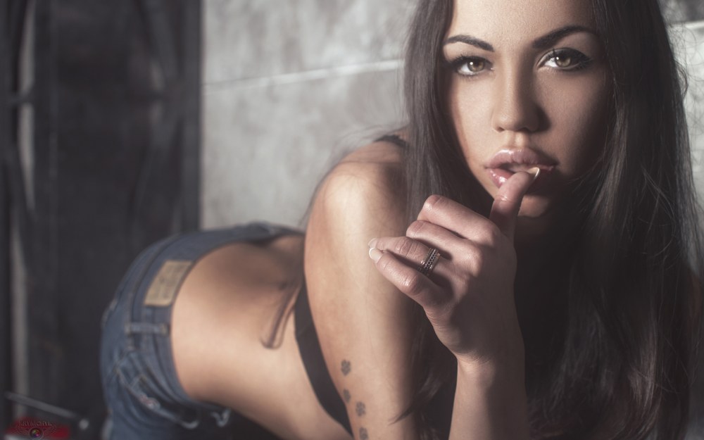 Девушка манит