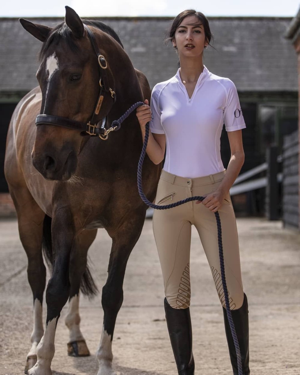 Женщины без одежды на коне