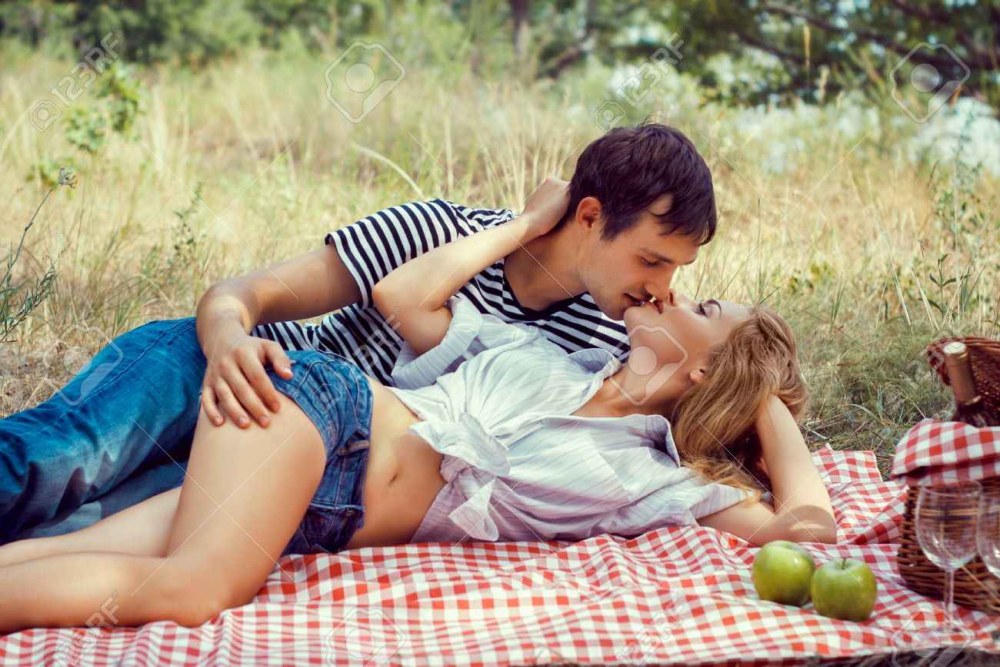 Нежные ласки на природе