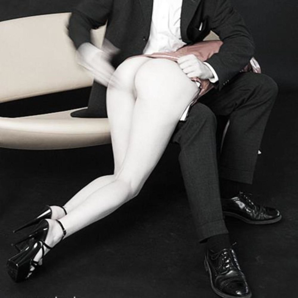 Парень шлепает девушку по попе