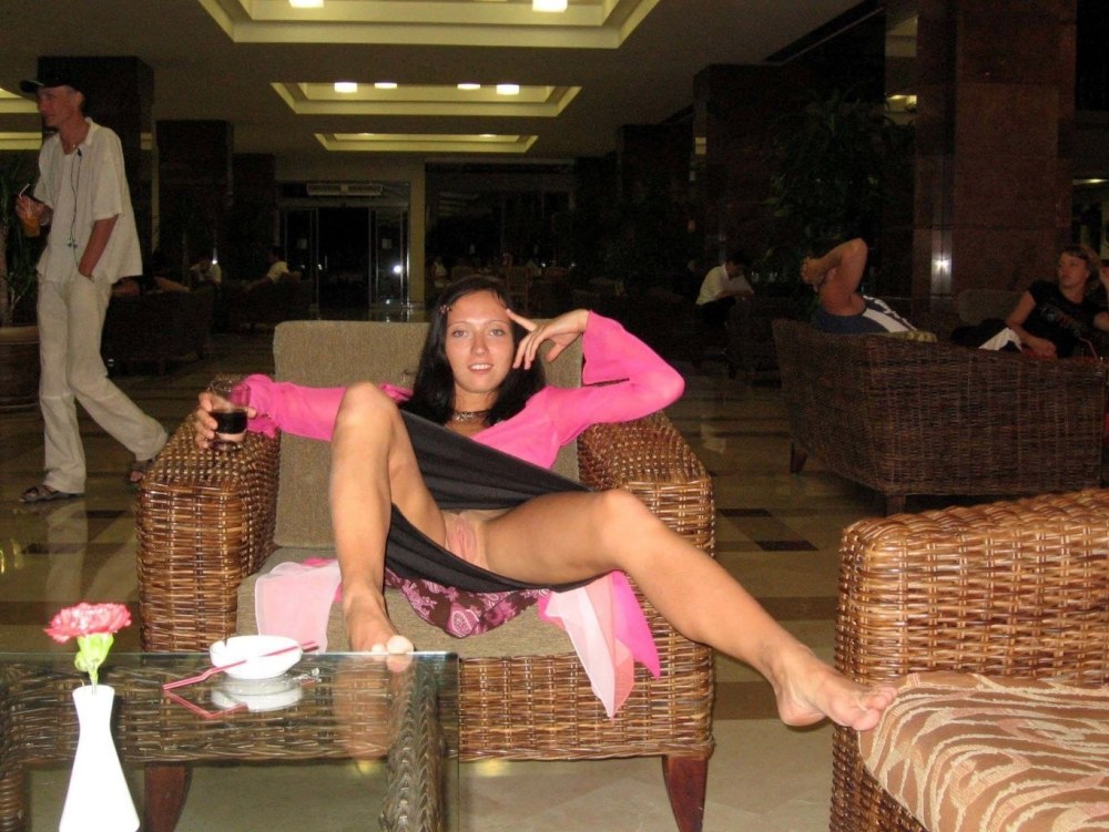 Жена без трусов в отеле