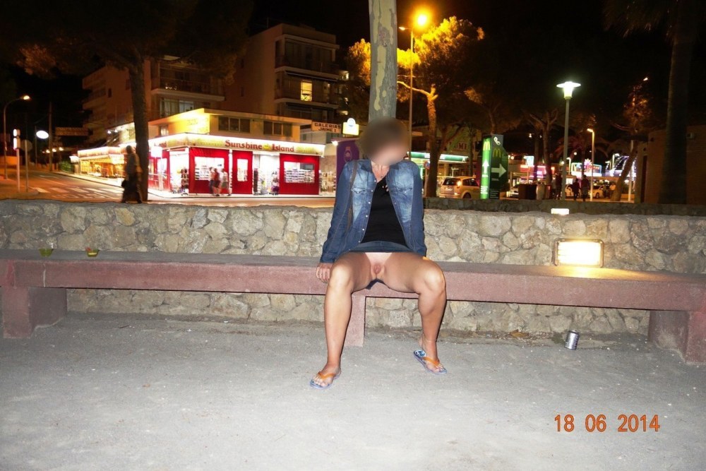 Ночная прогулка без трусиков.