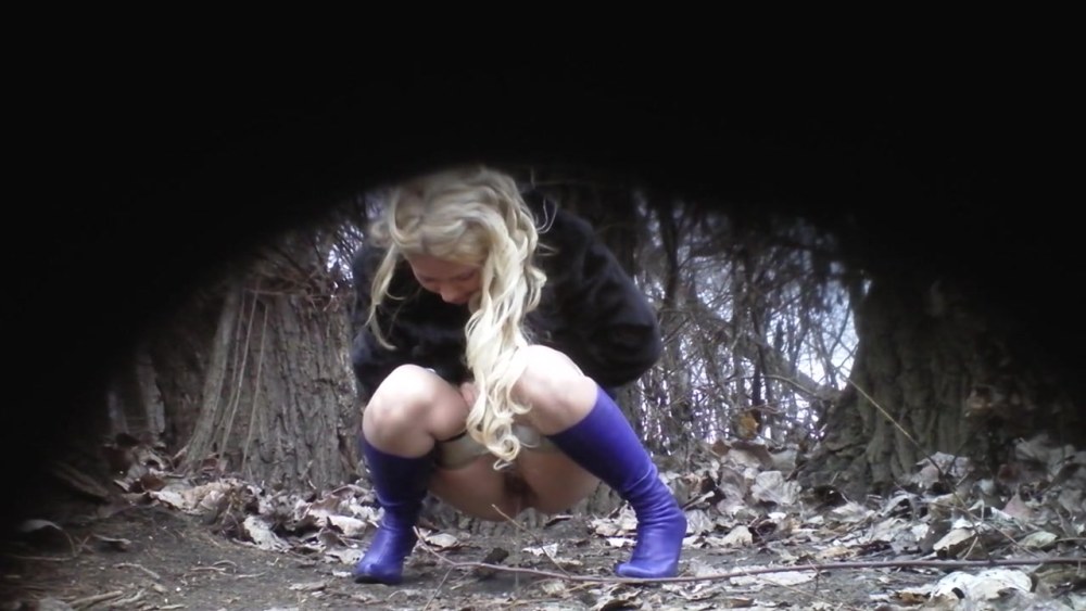 Блондинки какают на природе