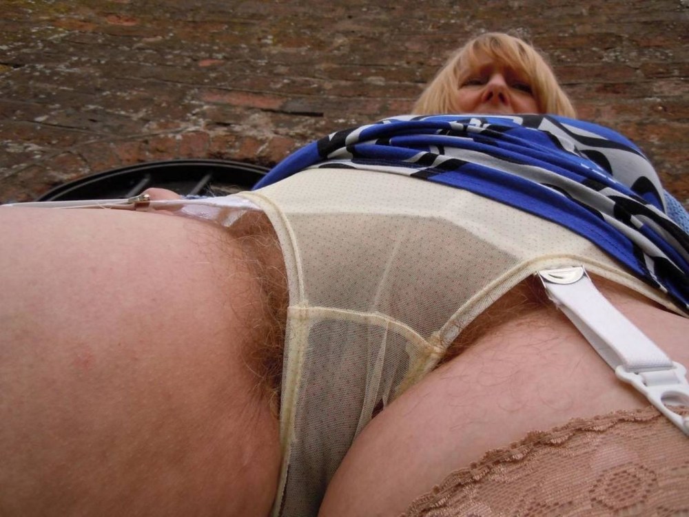 Женщины в грязных трусах